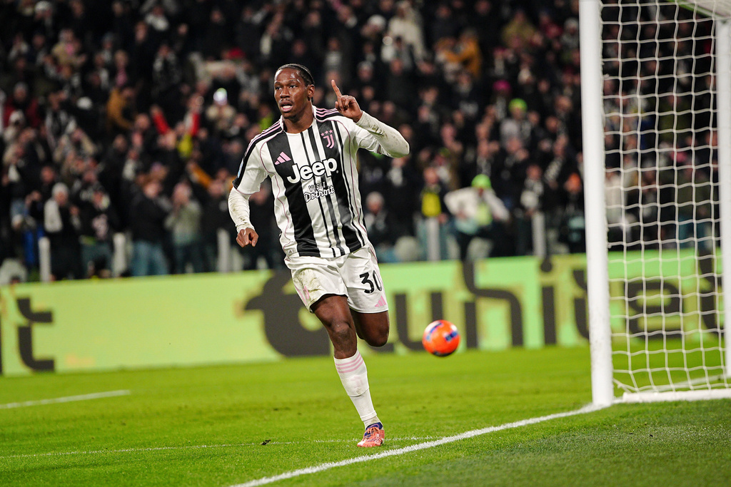 Juventus' Jonathan David celebrates scoring their side's first goal of the game during the Italian Serie A soccer match between Juventus and Napoli in Turin, Italy, Sunday, Jan. 25, 2026. (Marco Alpozzi/LaPresse via AP)