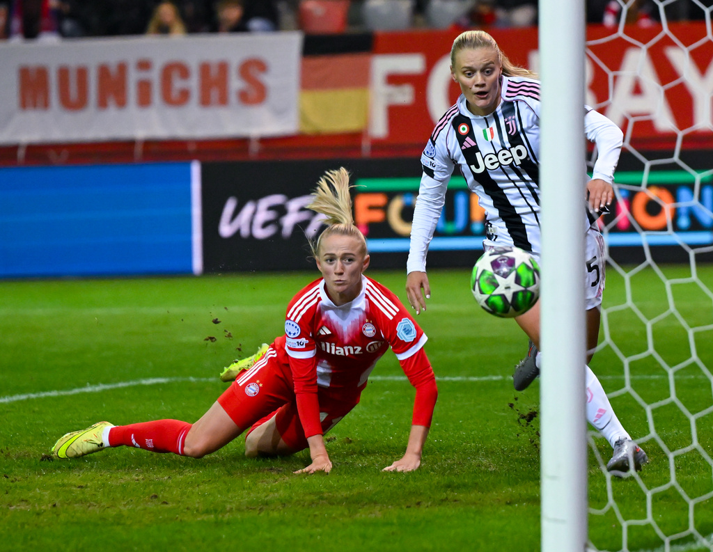 Bayern Munich's Lea Schüller, left, looks on as Juventus' Mathilde Harviken is unable to prevent Schüller's goal during a Champions League women's soccer match, Thursday, Oct. 16, 2025 in Munich, Germany. (Sven Hoppe/dpa via AP)