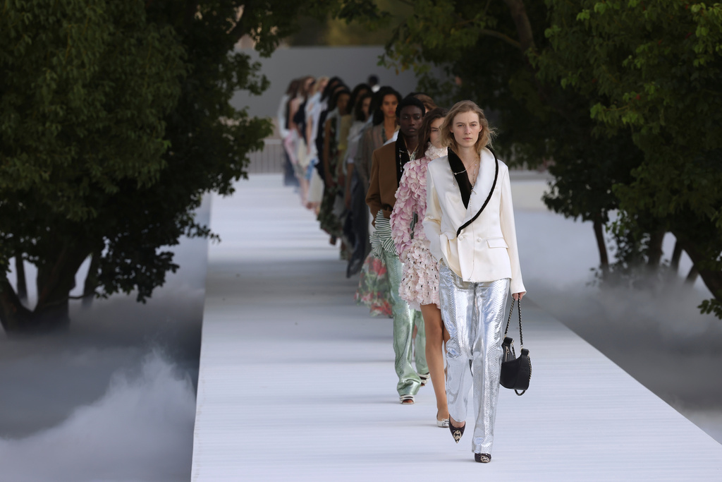 Models wear creations as part of the Christian Dior Womenswear Spring Summer 2027 collection presented in Paris, France, Tuesday, Sept. 29, 2026. (AP Photo/Thomas Padilla)