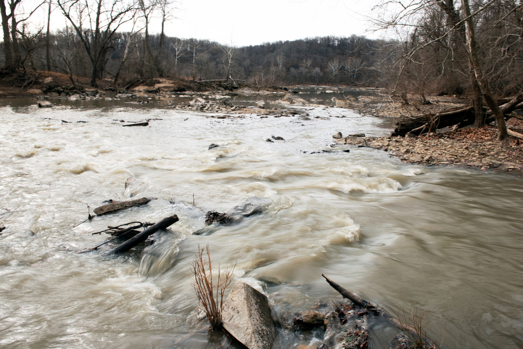 Sewage from a massive pipe rupture flows into the Potomac River in Glen Echo, Md., Friday, Jan. 23, 2026. A massive pipe that moves millions of gallons of sewage has ruptured and sent wastewater flowing into the Potomac River northwest of Washington, polluting it ahead of a major winter storm that has repair crews scrambling. (AP Photo/Cliff Owen)