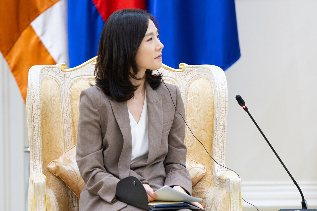 In this photo released by Agence Kampuchea Press (AKP), South Korea's Vice Foreign Minister Kim Jina, listens to Cambodian Prime Minister Hun Manet, right, during a meeting in Phnom Penh, Cambodia, Thursday, Oct. 16, 2025. (AKP via AP)