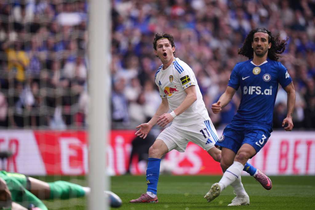Leeds' Brenden Aaronson, center, reacts after failing to score during the FA Cup semifinal soccer match between Chelsea and Leeds in London, England, Sunday, April 26, 2026. (AP Photo/Alastair Grant)