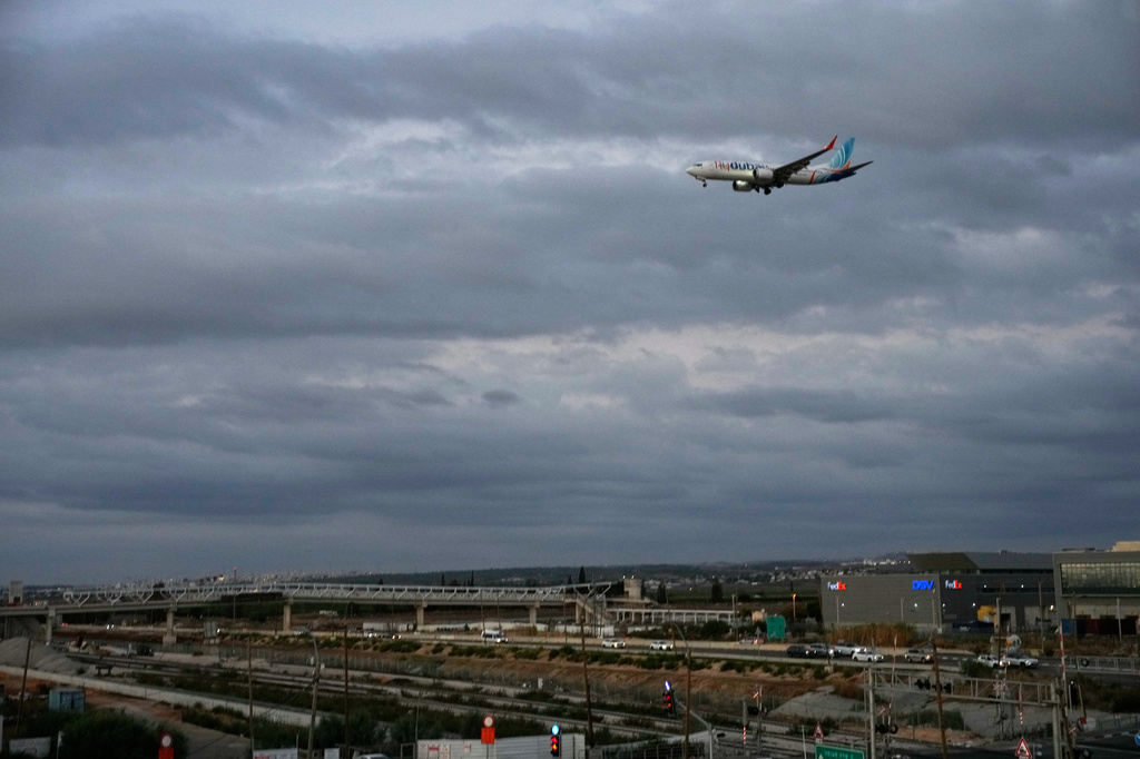 An FlyDubai plane carrying Israeli passengers who had earlier been aboard another FlyDubai aircraft that made an emergency landing in Saudi Arabia approaches Ben Gurion International Airport near Tel Aviv, Israel, Wednesday, Sept. 30, 2026. (AP Photo/Ohad Zwigenberg)