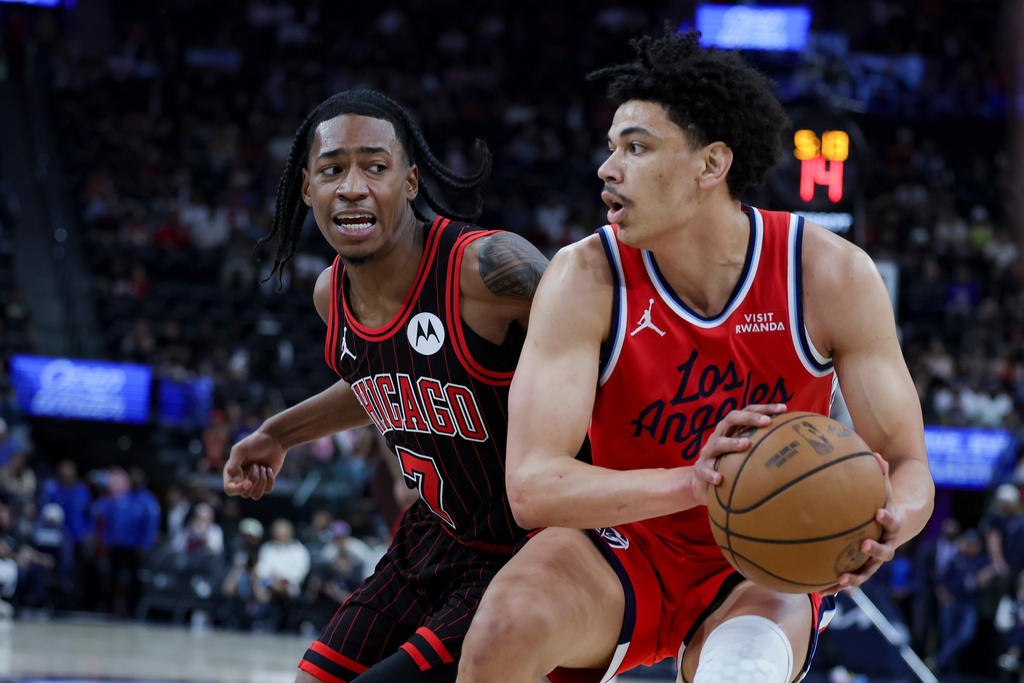 Los Angeles Clippers guard Kobe Sanders, right, drives against Chicago Bulls guard Rob Dillingham, left, during the first half of an NBA basketball game Friday, March 13, 2026, in Inglewood, Calif. (AP Photo/Ryan Sun)