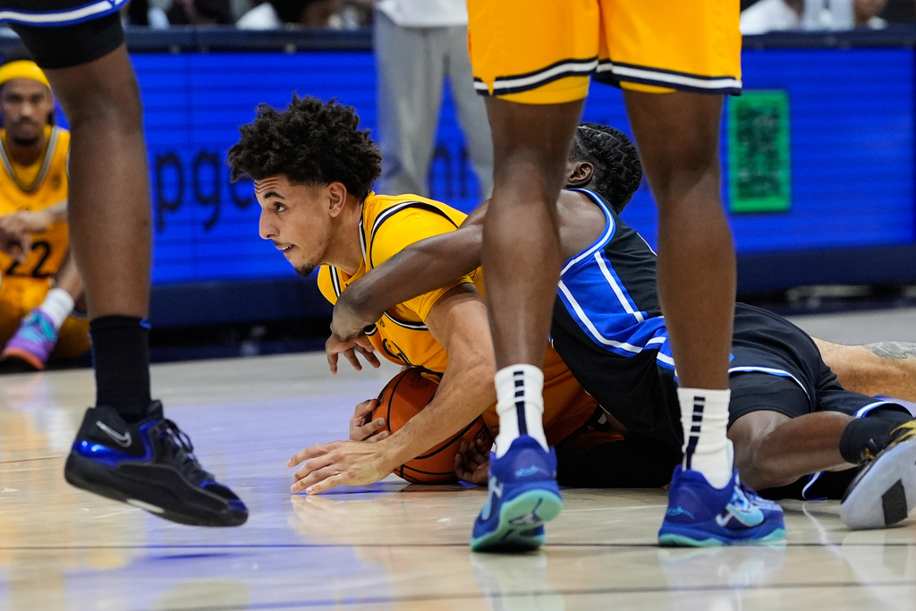 California guard Justin Pippen, left, and Duke guard Dame Sarr compete for possession of the ball during the first half of an NCAA college basketball game, Wednesday, Jan. 14, 2026, in Berkeley, Calif. (AP Photo/Godofredo A. Vásquez)