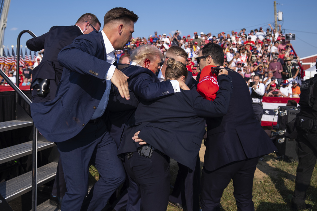 At a Trump rally, shocking images fill TV screens. Then reporters rush ...
