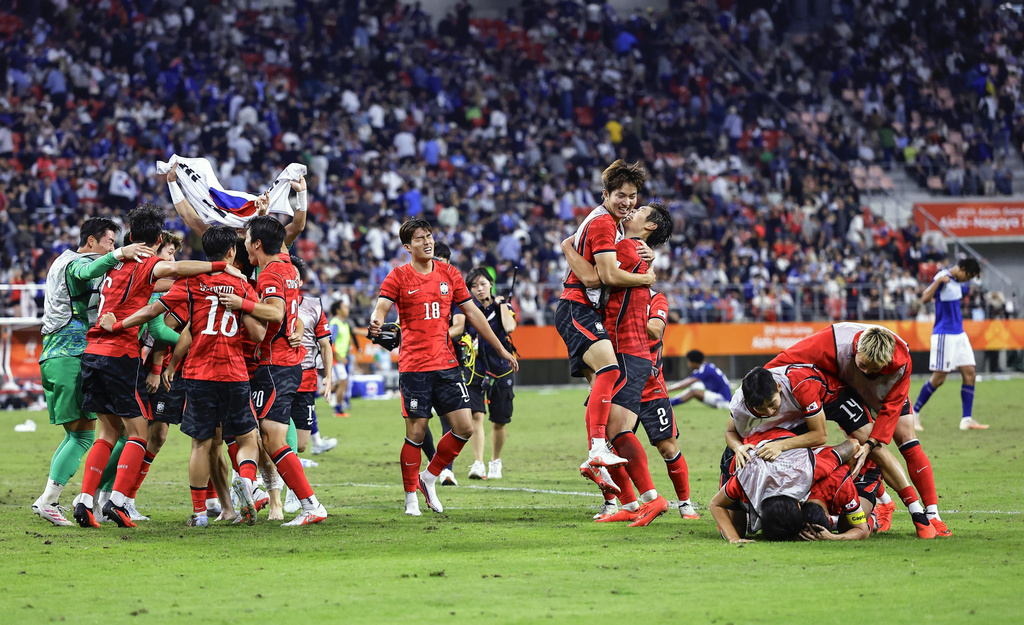 South Korea's team members celebrate as they defeated Japan in the men&rsquo;s final in football at the Asian Games in Toyota, central Japan, Saturday, Oct. 3, 2026. (Atsuhiro Maeda/Kyodo News via AP)