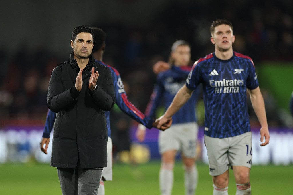 Arsenal's manager Mikel Arteta and Viktor Gyoekeres leave the pitch after the English Premier League soccer match between Brentford and Arsenal in London, Thursday, Feb. 12, 2026. (AP Photo/Ian Walton)