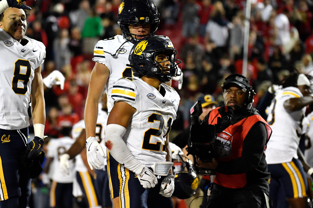 California wide receiver Jacob de Jesus (21) shouts at the crowd after his winning touchdown during overtime of an NCAA college football game against Louiville in Louisville, Ky., Saturday, Nov. 8, 2025. (AP Photo/Timothy D. Easley)