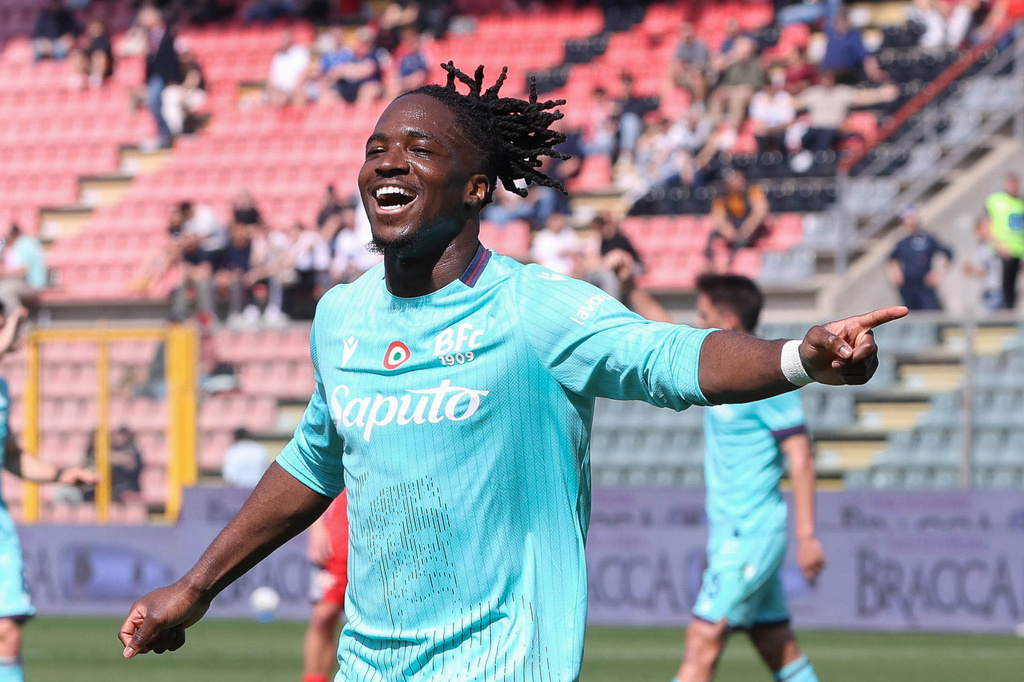 Bologna's Jonathan Rowe celebrates scoring during the Serie A soccer match between Cremonese and Bologna in Cremona, Italy, Sunday April 5, 2026. (Alberto Marianii/LaPresse via AP)