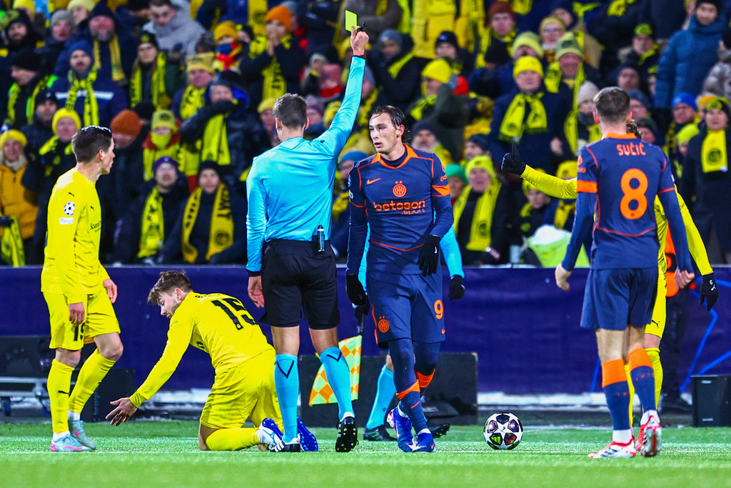 Inter Milan's Francesco Pio Esposito (94) receives a yellow card from referee Daniel Siebert during a Champions League soccer match against Bodø/Glimt, Wednesday, Feb 18, 2026, in Bodo, Norway. (Mats Torbergsen/NTB Scanpix via AP)