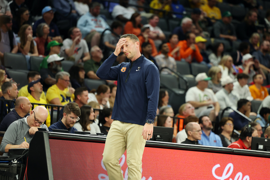 Auburn head coach Steven Pearl walks back towards the bench during the first half of an NCAA college basketball game against Michigan, Tuesday, Nov. 25, 2025, in Las Vegas. (AP Photo/Ronda Churchill)