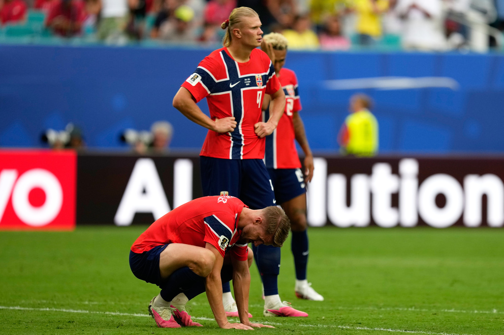 Norway's Kristoffer Ajer, from foreground, Erling Haaland and Antonio Nusa react after England's Jude Bellingham scored his side's second goal during the World Cup quarterfinal soccer match between Norway and England in Miami Gardens, Fla., Saturday, July 11, 2026. (AP Photo/Rebecca Blackwell)