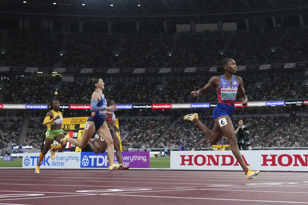 United States' Melissa Jefferson-Wooden, right, wins the women's 200 meters final at the World Athletics Championships in Tokyo, Friday, Sept. 19, 2025. (AP Photo/Bernat Armangue)