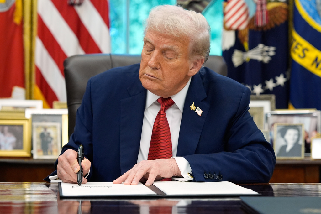 President Donald Trump signs an executive order regarding TikTok in the Oval Office at the White House, Thursday, Sept. 25, 2025, in Washington. (AP Photo/Alex Brandon)