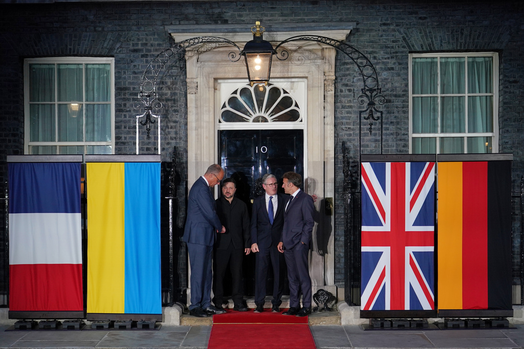 Britain's Prime Minister Keir Starmer, second from right, stands with France's President Emmanuel Macron, right, Ukraine's President Volodymyr Zelenskyy, second from left, and Germany's Chancellor Friedrich Merz, on the doorstep of 10 Downing Street after their meeting in, London, Sunday, June 7, 2026. (AP Photo/Alberto Pezzali)