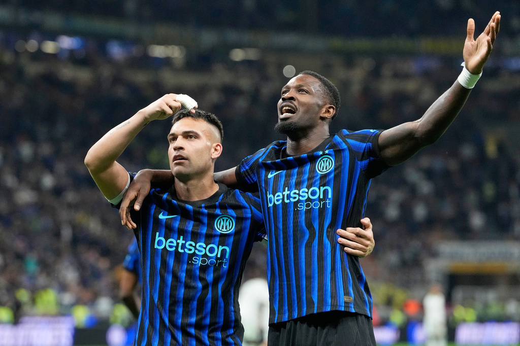 Inter Milan's Lautaro Martinez, left, and Inter Milan's Marcus Thuram react during the Serie A soccer match between Inter Milan and Roma in Milan, Italy, Sunday, April 5, 2026. (AP Photo/Luca Bruno)
