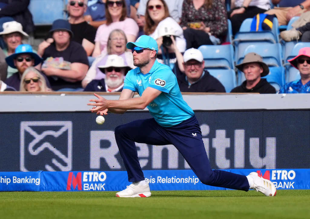 England's Gus Atkinson drops the catch of Sri Lanka's Kusal Mendis during the one day international cricket match between England and Sri Lanka at Headingley, in Leeds, England, Thursday, Sept. 24, 2026. (Mike Egerton/PA via AP)