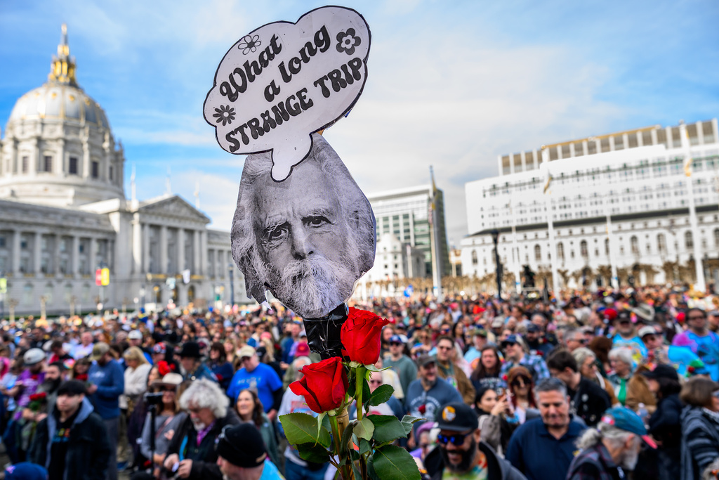 Fans celebrate the life of Grateful Dead guitarist Bob Weir during a public memorial on Saturday, Jan. 17, 2026, in San Francisco. (AP Photo/Noah Berger)