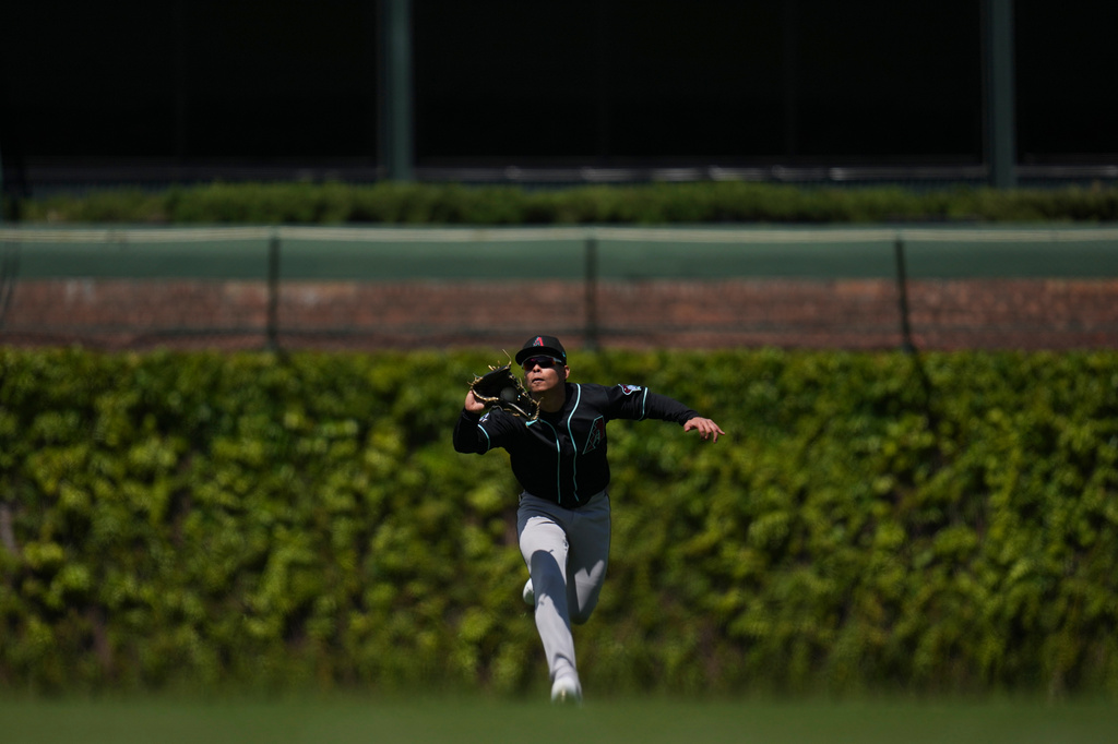 Arizona Diamondbacks center fielder Jorge Barrosa (1) catches a fly out hit by Chicago Cubs' Alex Bregman during the third inning of a baseball game Saturday, May 2, 2026, in Chicago. (AP Photo/Erin Hooley)