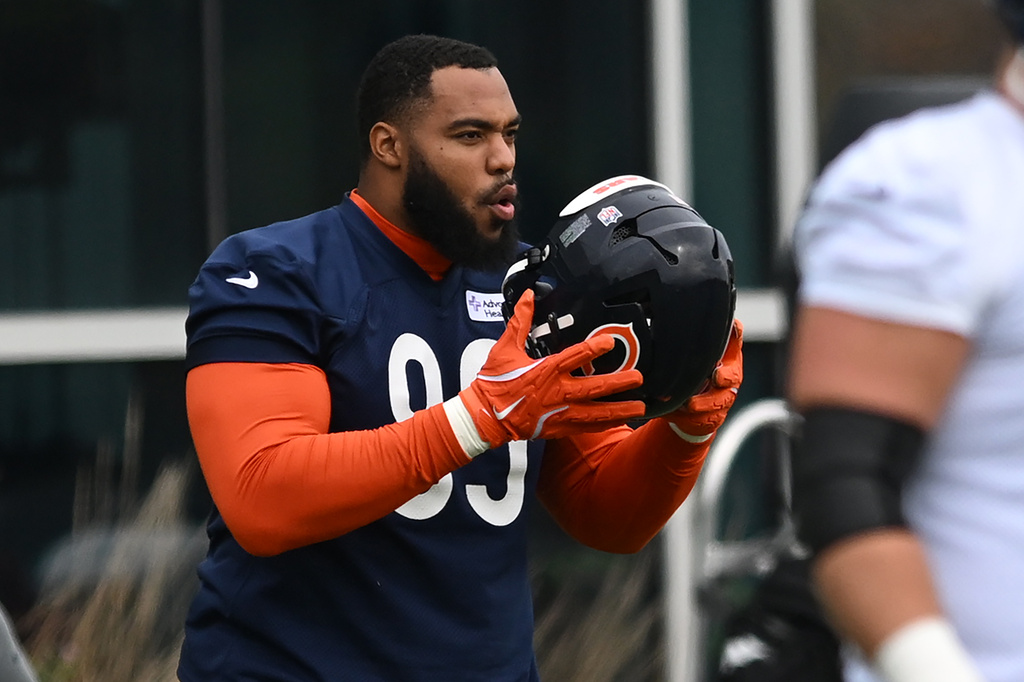 Chicago Bears defensive tackle Jeffery Simmons (99) puts his helmet on during NFL football practice, Friday, Oct. 30, 2026, in Lake Forest, Ill. (AP Photo/Paul Beaty)