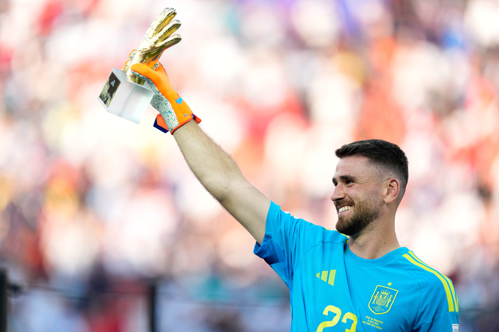 Spain goalkeeper Unai Simon poses with the tournament's best goalkeeper award at the end of the World Cup final soccer match between Spain and Argentina in East Rutherford, N.J., near New York, Sunday, July 19, 2026. (AP Photo/Ashley Landis)