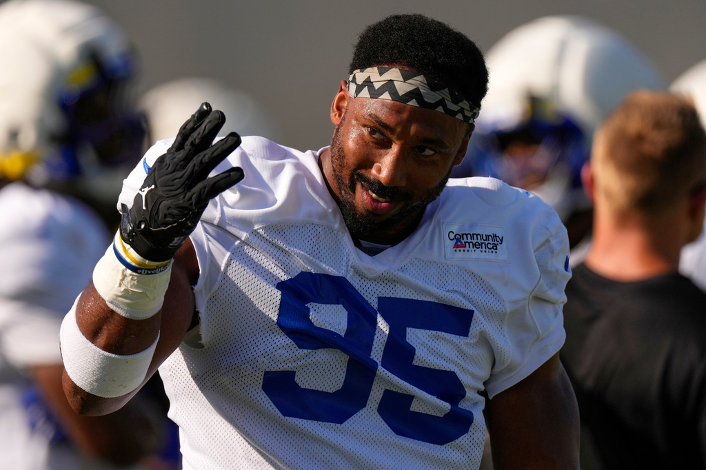 Los Angeles Rams defensive end Myles Garrett gestures to fans during the NFL football team's training camp, Thursday, Aug. 6, 2026, in Los Angeles. (AP Photo/Mark J. Terrill)