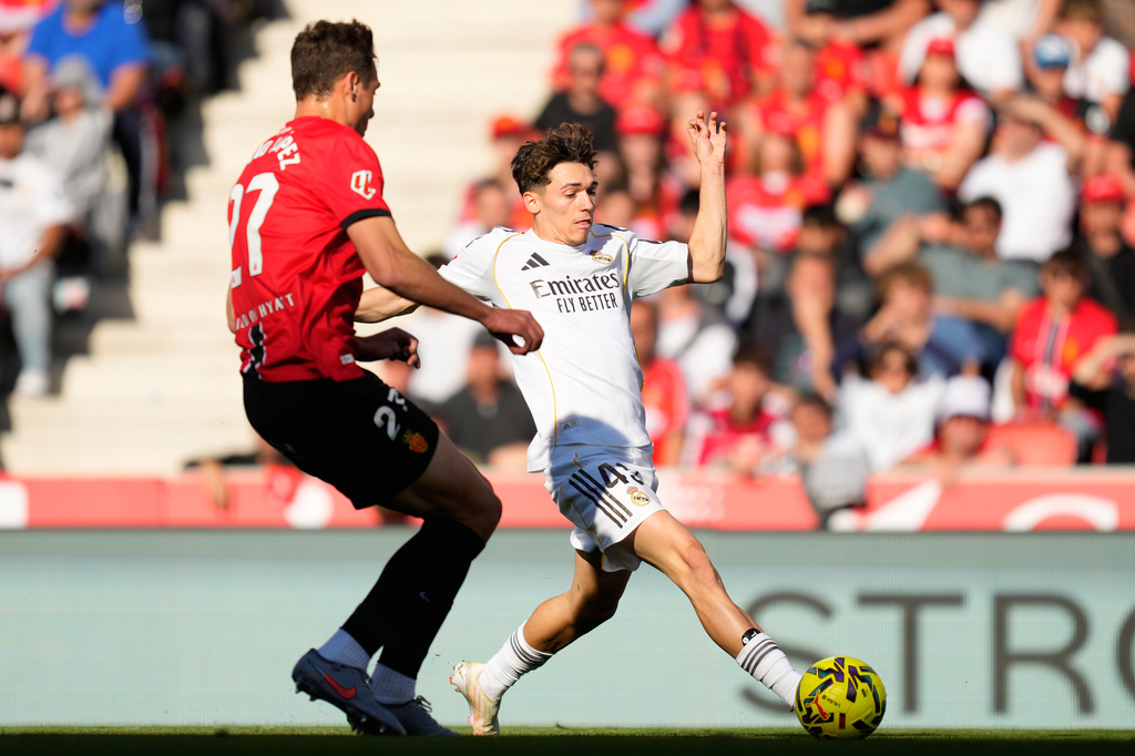 Mallorca's David Lopez guards Real Madrid's Thiago Pitarch Pinar during a La Liga soccer match between Mallorca and Real Madrid in Palma de Mallorca, Spain, Saturday, April 4, 2026. (AP Photo/Jose Breton)