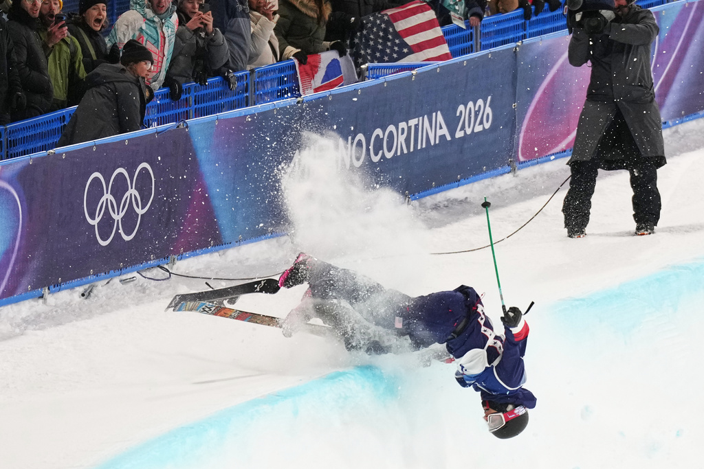 United States' Nick Goepper crashes during the men's freestyle skiing halfpipe finals at the 2026 Winter Olympics, in Livigno, Italy, Friday, Feb. 20, 2026. (AP Photo/Abbie Parr)