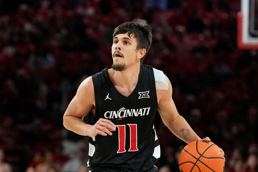 FILE - Cincinnati guard Kerr Kriisa (11) handles the ball during the first half of an NCAA college basketball game against Houston, Saturday, Jan. 31, 2026, in Houston. (AP Photo/Kevin M. Cox, File)