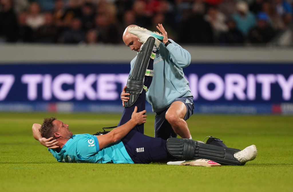 England's Jos Buttler receives treatment on the pitch during the second one day international cricket match between England and Sri Lanka in Leeds, England, Thursday Sept. 24, 2026. (Mike Egerton/PA via AP)