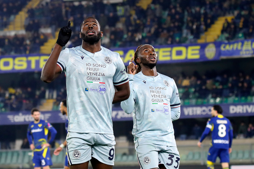 Udinese's Keinan Davis, left, celebrates after scoring their third goal during the Serie A soccer match between Hellas Verona and Udinese in Verona, Italy, Monday Jan. 26, 2026. (Paola Garbuio/LaPresse via AP)
