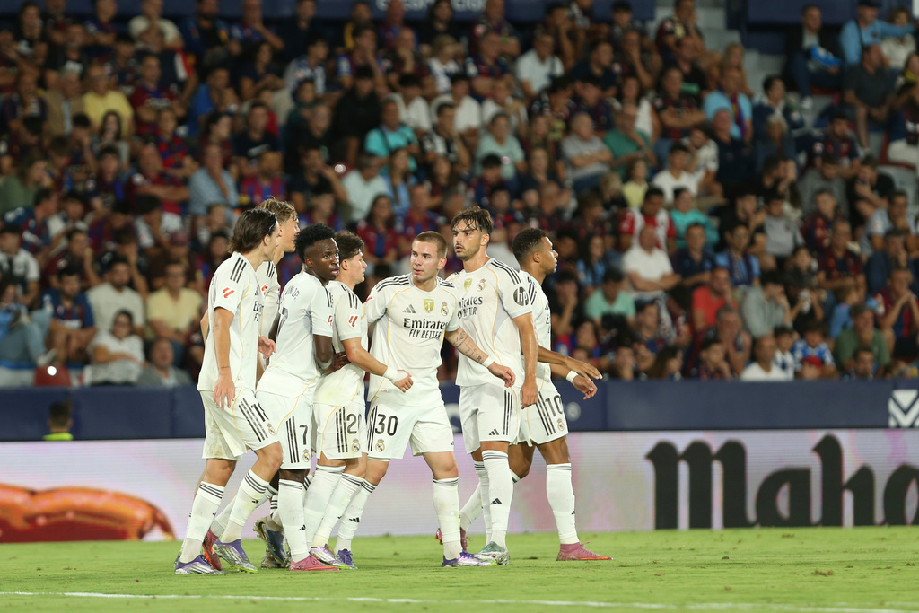 Real Madrid's Franco Mastantuono, third right, celebrates with teammates after scoring his sides second goal during a Spanish La Liga soccer match between Levante and Real Madrid at the Ciutat de Valencia stadium in Valencia, Spain, Tuesday, Sept. 23, 2025. (AP Photo/Alberto Saiz)