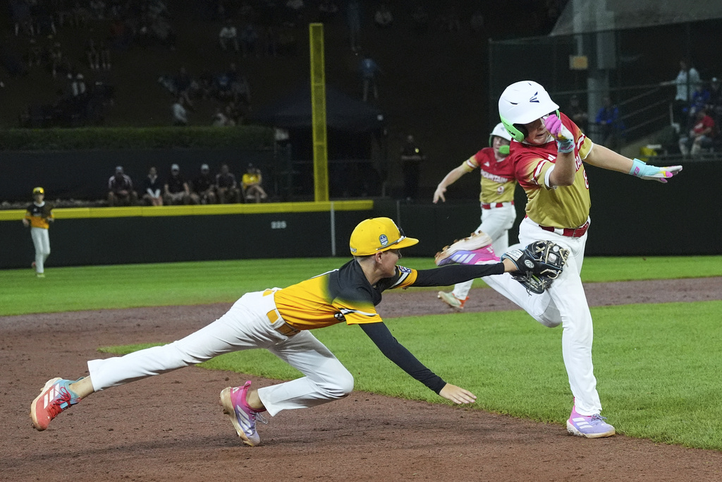 Irmo, S.C.'s Brady Westbrooks, left, tags Las Vegas' Banks Mossler, right, during the fifth inning of a baseball game at the Little League World Series, Thursday, Aug. 21, 2025, in South Williamsport, Pa. (AP Photo/Caleb Craig)