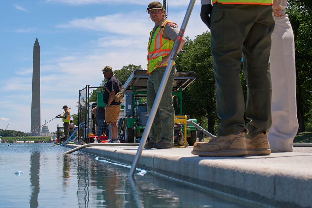 Members of the National Park Service clean the Lincoln Memorial Reflecting Pool of algae, Tuesday, June 16, 2026, in Washington. (AP Photo/Jacquelyn Martin)