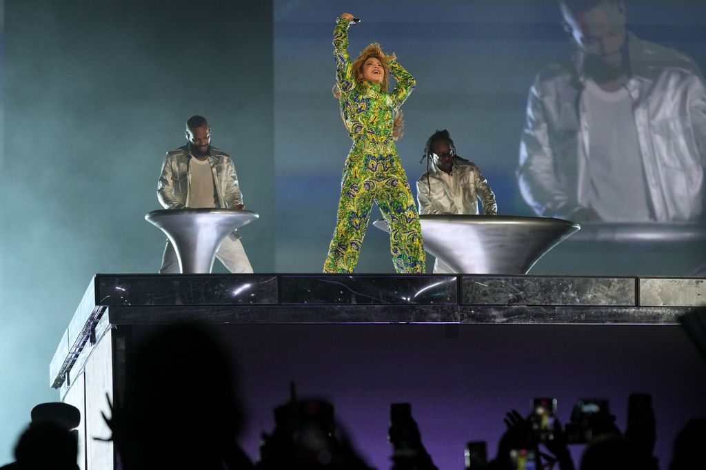 Colombian pop star Shakira performs during her free concert on Copacabana Beach in Rio de Janeiro, Saturday, May 2, 2026. (AP Photo/Silvia Izquierdo)