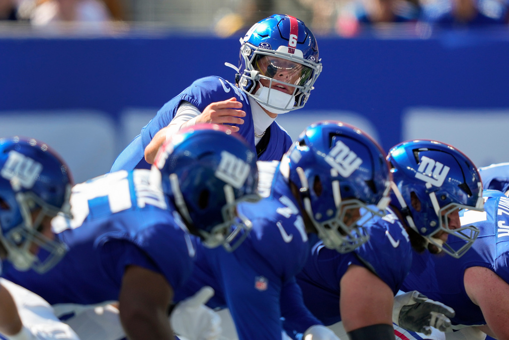 New York Giants quarterback Jaxson Dart (6) calls an audible at the line of scrimmage against the Los Angeles Chargers during the first quarter of an NFL football game, Sunday, Sept. 28, 2025, in East Rutherford, N.J. (AP Photo/Yuki Iwamura)