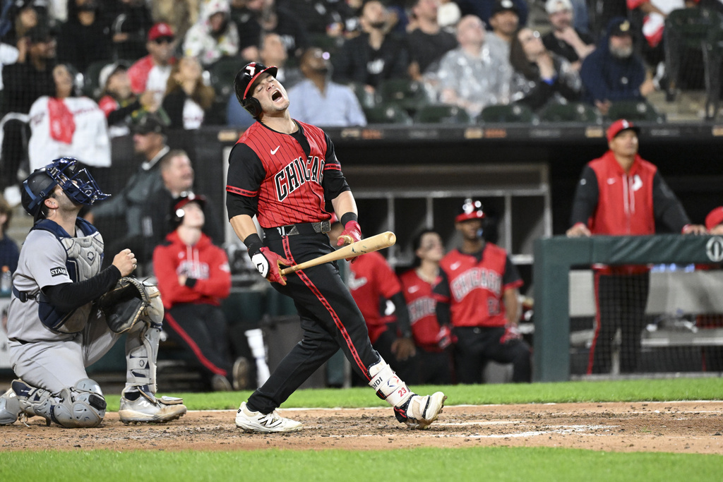 Chicago White Sox's Andrew Benintendi, front right, reacts after popping up during the sixth inning of a baseball game against the New York Yankees, Friday, Aug. 29, 2025, in Chicago. (AP Photo/Matt Marton)