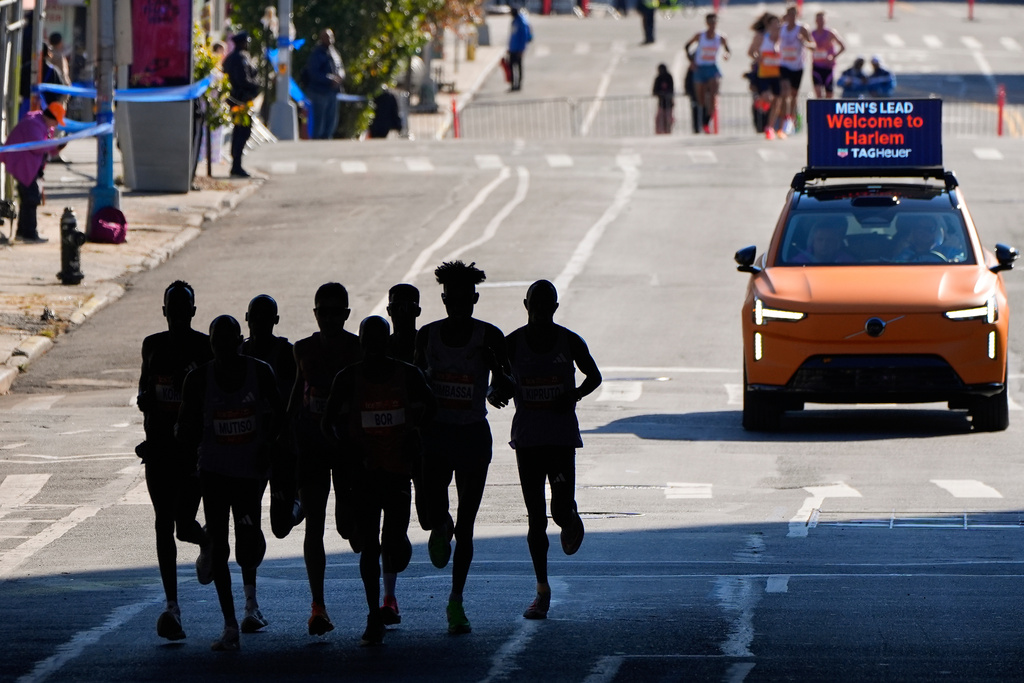 Runners in the men's elite division pass through the Bronx borough during the New York City Marathon, Sunday, Nov. 2, 2025, in New York. (AP Photo/Yuki Iwamura)