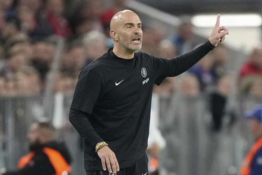 Chelsea's head coach Enzo Maresca gives instructions from the side line during the Champions League opening phase soccer match between FC Bayern Munich and Chelsea at the Allianz Arena in Munich, Germany, Wednesday, Sept. 17, 2025. (AP Photo/Martin Meissner)