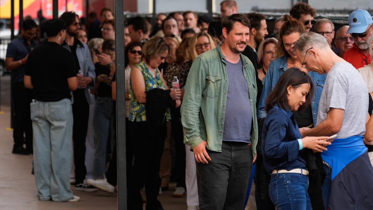 Jimmy Kimmel's studio audience cheered as they made their way inside for the return of his late-night talk show after a nearly weeklong suspension. (Sept. 23)