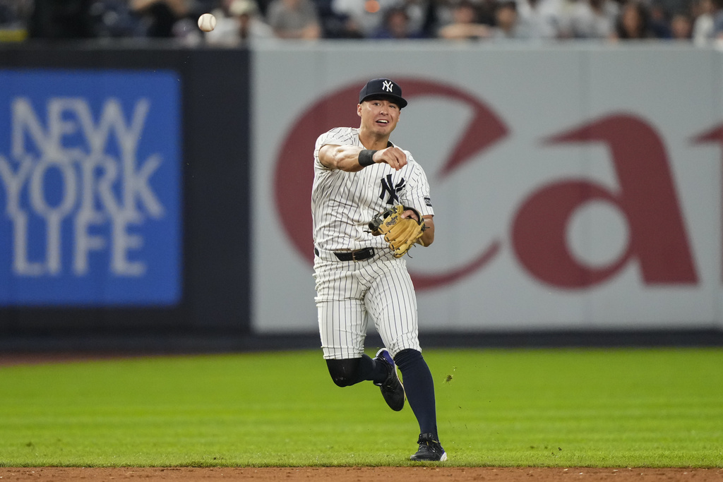 New York Yankees shortstop Anthony Volpe fails to throw out Minnesota Twins' Byron Buxton at first base during the sixth inning of a baseball game against the Minnesota Twins, Wednesday, Aug. 13, 2025, in New York. (AP Photo/Yuki Iwamura)
