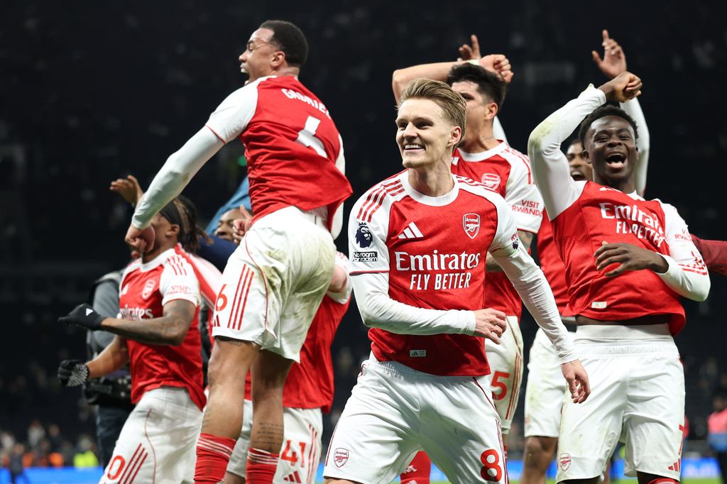 Arsenal players celebrate winning the English Premier League soccer match between Tottenham Hotspur and Arsenal in London, Sunday, Feb. 22, 2026.(AP Photo/Ian Walton)