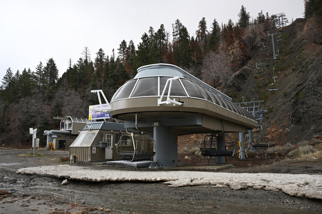 A ski lift stands at Mountain High Resort, Thursday, Dec. 25, 2025, in Wrightwood, Calif. (AP Photo/William Liang)