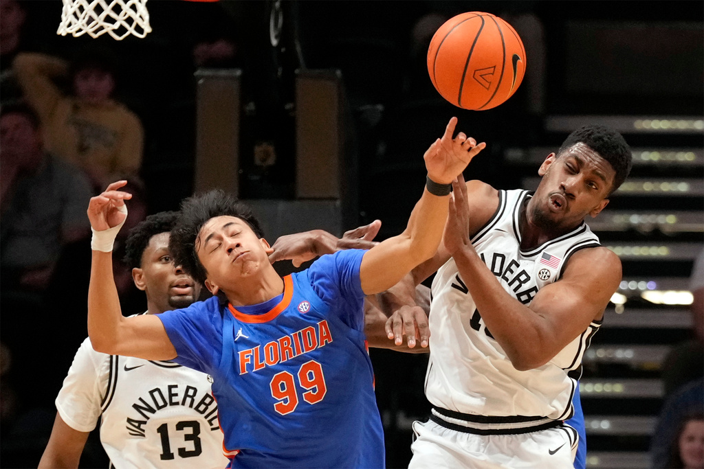 Florida's Xaivian Lee (99) and Vanderbilt's Ak Okereke, right, battle for a rebound in the first half of an NCAA college basketball game Saturday, Jan. 17, 2026, in Nashville, Tenn. (AP Photo/Mark Humphrey)