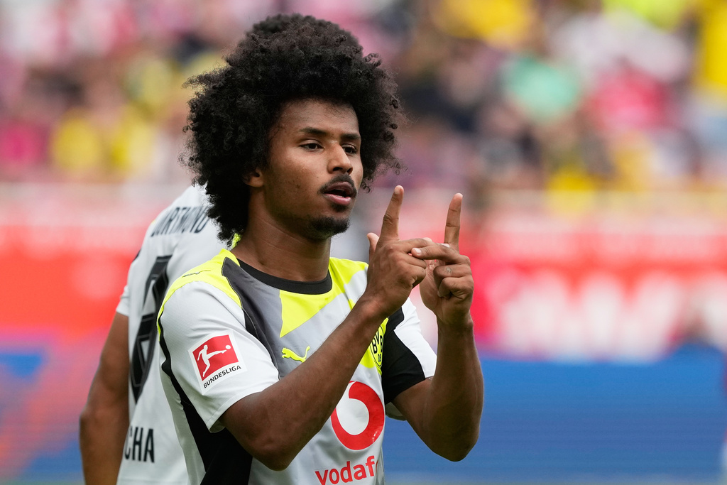 Dortmund's Karim Adeyemi celebrates after scoring the second goal against Mainz during a German Bundesliga soccer match between FSV Mainz 05 and Borussia Dortmund in Mainz, Germany, Saturday, Sept. 27, 2025. (AP Photo/Michael Probst)