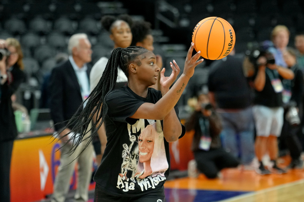 South Carolina guard Ta'niya Latson passes the ball during practice prior to the national semifinals at the Women's Final Four of the NCAA college basketball tournament, Thursday, April 2, 2026, in Phoenix. (AP Photo/Ross D. Franklin)