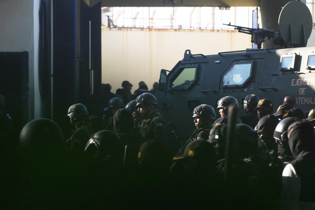 Security forces enter the Renovation maximum-security prison to free guards taken hostage and retake control of the facility, which houses gang leaders, in Escuintla, Guatemala, Sunday, Jan. 18, 2026. (AP Photo/Moises Castillo)