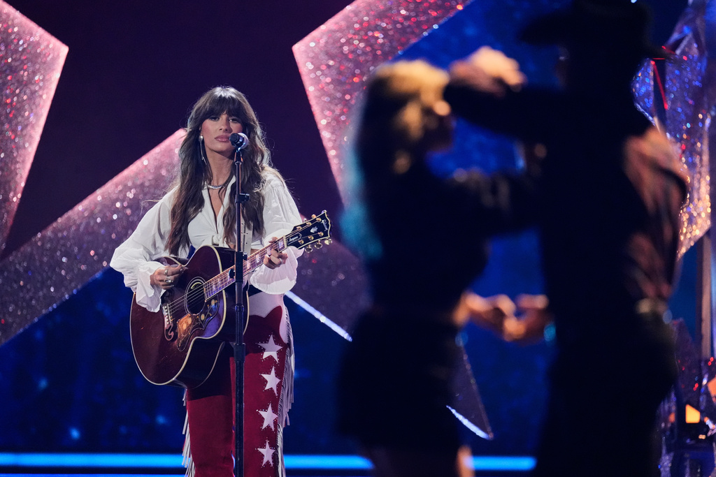 Ella Langley performs "Choosin' Texas" during the 59th Annual Country Music Association Awards on Wednesday, Nov. 19, 2025, at Bridgestone Arena in Nashville, Tenn. (AP Photo/George Walker IV)