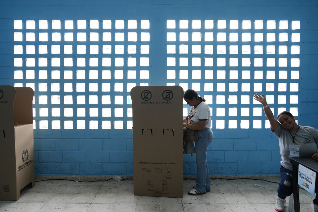 An electoral official calls the next voter in line during the presidential runoff election in Barranquilla, Colombia, Sunday, June 21, 2026.(AP Photo/Rodrigo Abd)
